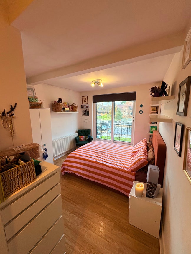  Bright Ensuite Double Room in 3-Bed Flat  Main Photo