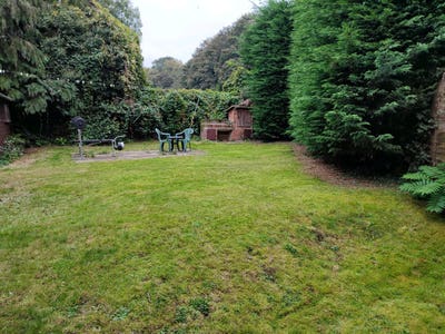 Large single room 3.7x3.3m Available from 13th Dec Main Photo