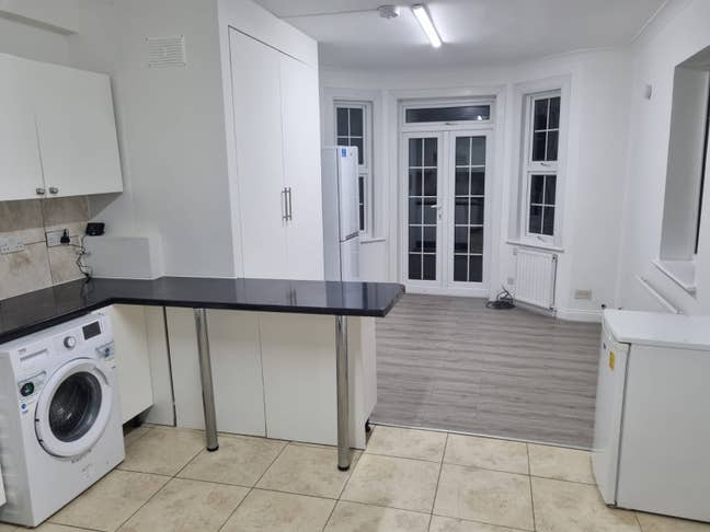 Lovely Beautiful furnished studio, 1270PCM, leyton Main Photo