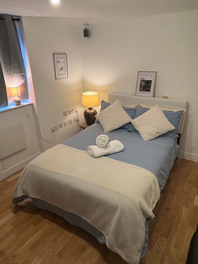 Looking for a flatmate (short term) Main Photo