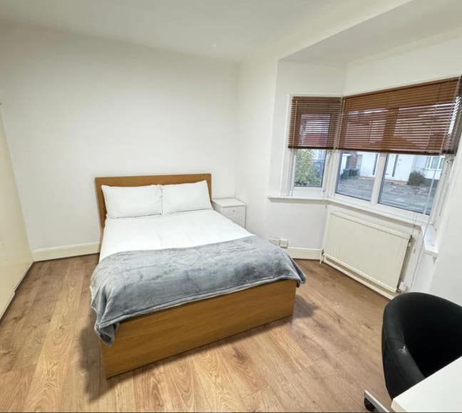 Very Spacious House in Hendon! 2 Min to Station Main Photo