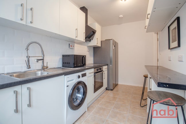 4 bed house in a prime location - bills included Main Photo