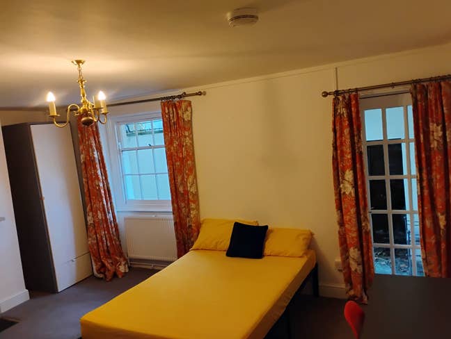 Lovely Double Room in a Warm Family Home Mile end  Main Photo