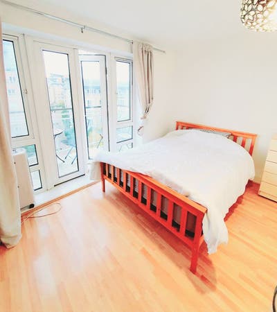 🏡 Balcony Double | 3Bed Flat | &pound;1,100 pcm | E14 Main Photo