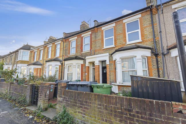2 bedroom flat E10 - Leyton Main Photo