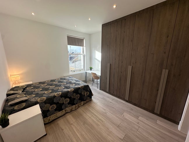 🏡 4 EN SUITES in newly refurbished 4 bed flat Main Photo