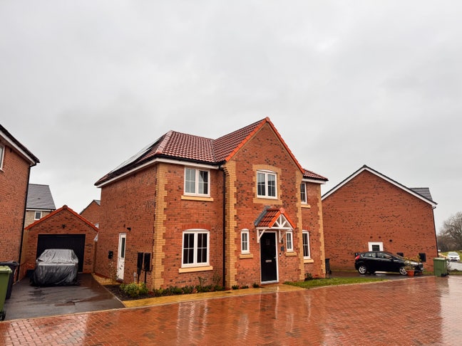 Bright, Modern Double Room in a New Home Main Photo
