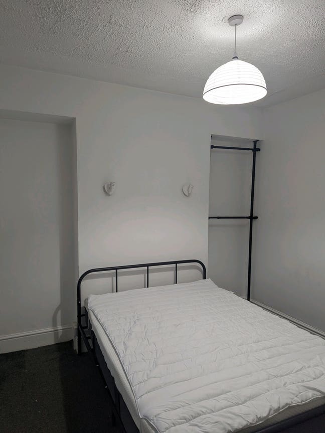 Room in shared 2 bed furnished house Main Photo