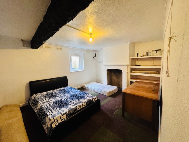 Basement double room Main Photo