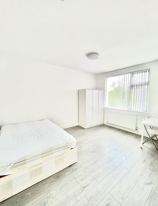 Double Rooms in Edmonton N18 2UQ Main Photo