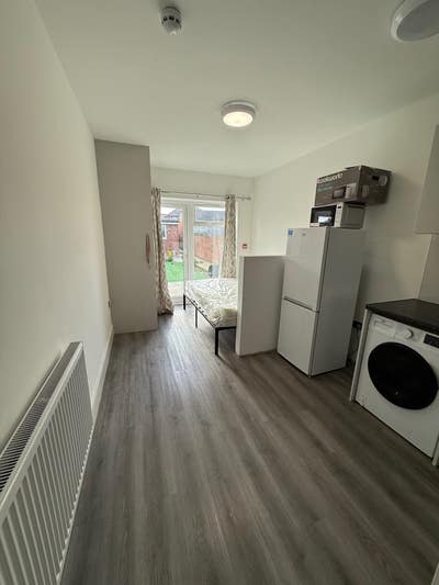 Beautiful Ensuite Double Room for Rent in Hounslow Main Photo