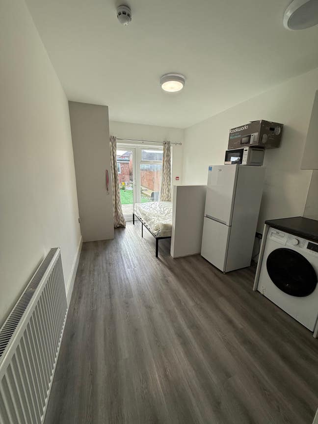 Beautiful Ensuite Double Room for Rent in Hounslow Main Photo