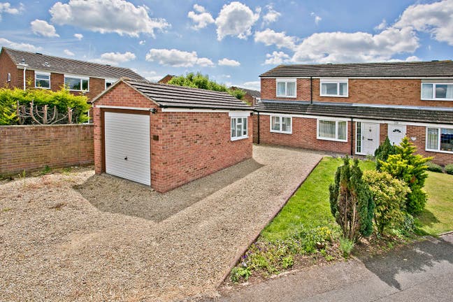 Large double room in newly redecorated house Main Photo