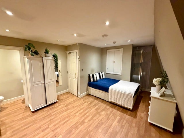 Single self contained studio West Kensington Main Photo