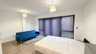 1 x Premium Double Room | 5-Bed, 3 Bath | Garden  Main Photo