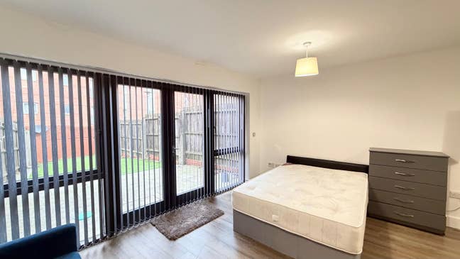 🏡 Premium Double Room | 5-Bed, 3 Bath | Garden  Main Photo