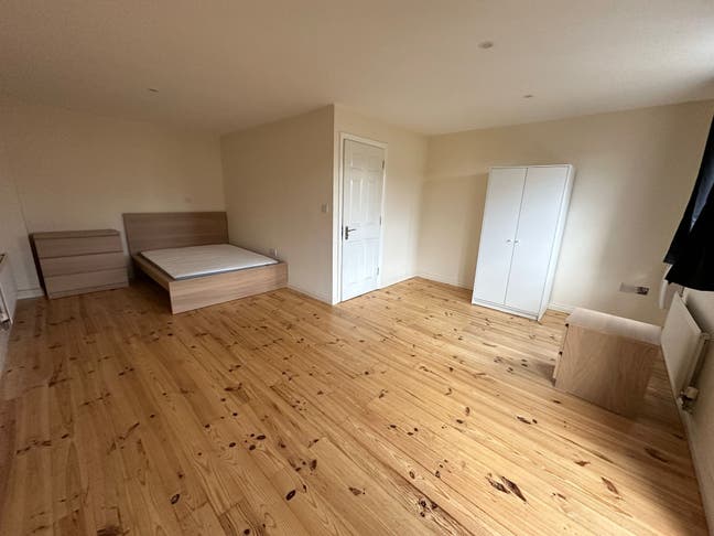 🏡 3 Doubles Available in 6-Bed House | Thamesmead Main Photo