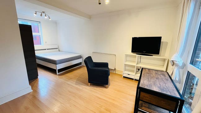 🏡 XXL Double Room w/ Private Balcony | £1,200 pmc Main Photo