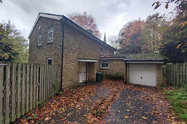Spacious 4-Bed Vicarage in Prime Kirkstall LS5! Main Photo