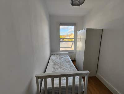 Lovely  Single room in shared Apartment Main Photo