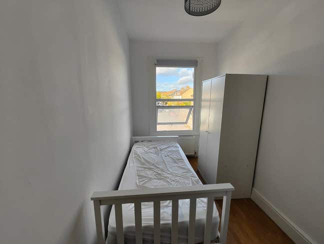 Lovely  Single room in shared Apartment Main Photo