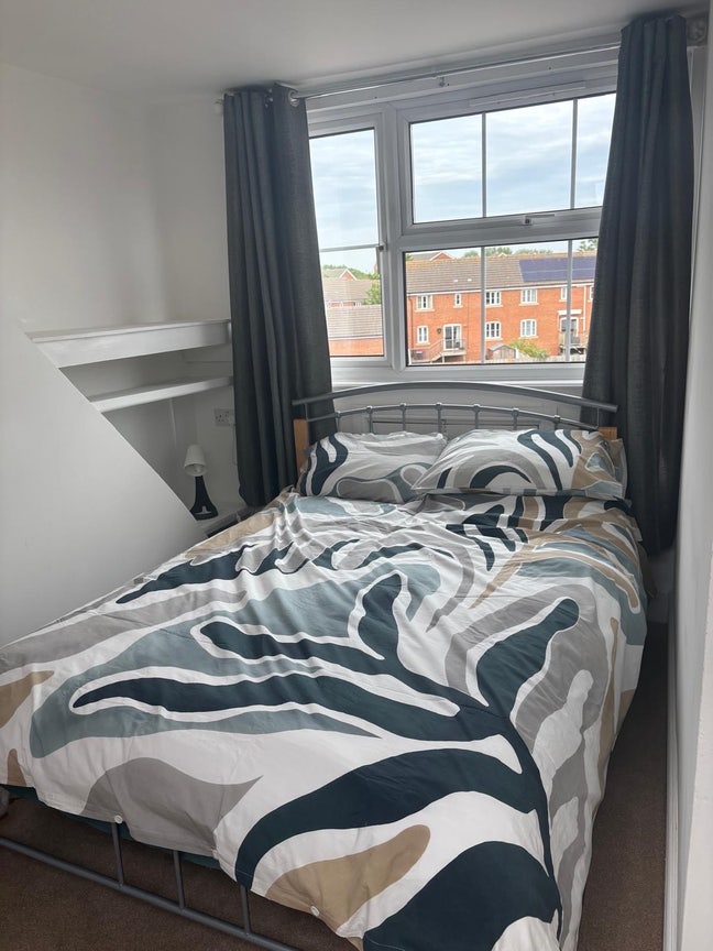 Large attic room for rent Main Photo