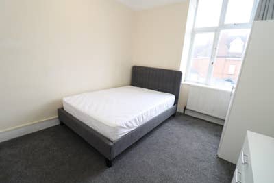 2 Beautiful Rooms by Train Station!  Main Photo