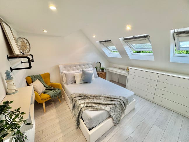 Stunning Top Floor Room Main Photo