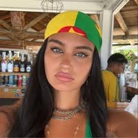 I am a professional female aged 25. I am look... Main Photo