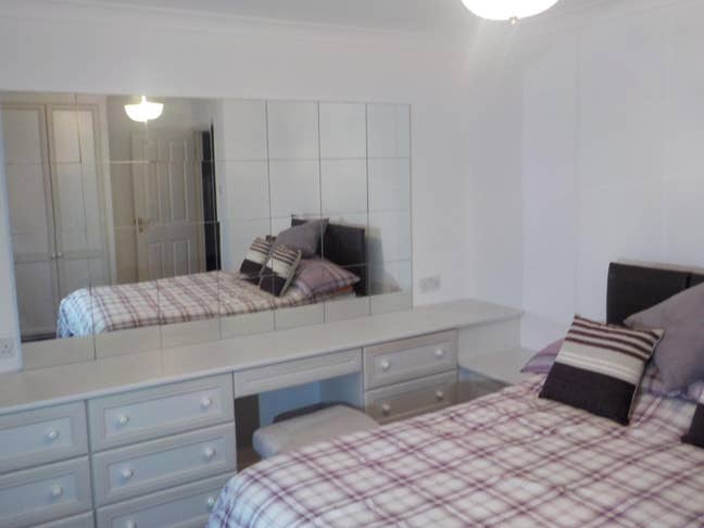 Great location-5-10 mins walk town centre  Main Photo
