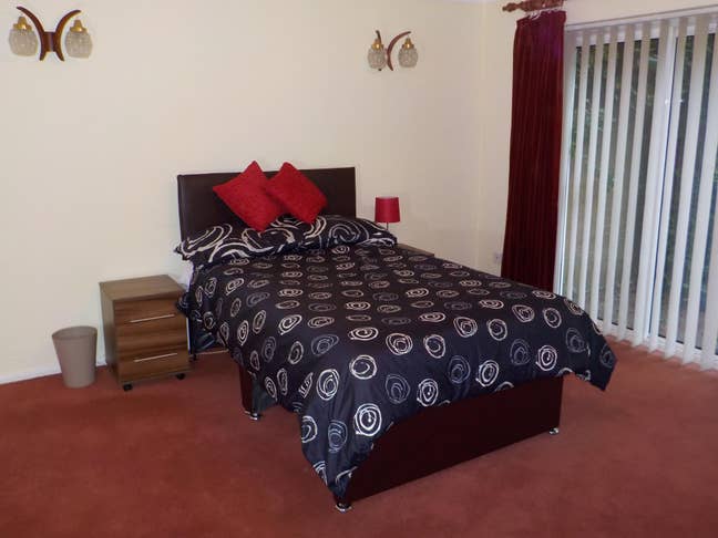 Great location-5-10 mins walk town centre  Main Photo