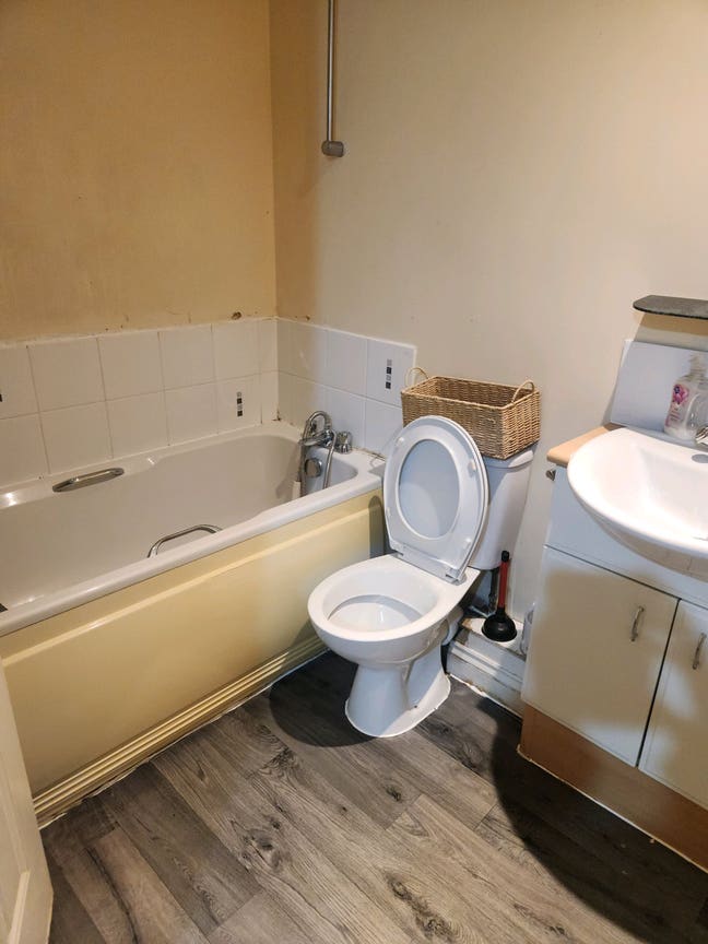 Unsuited Room for rent Main Photo