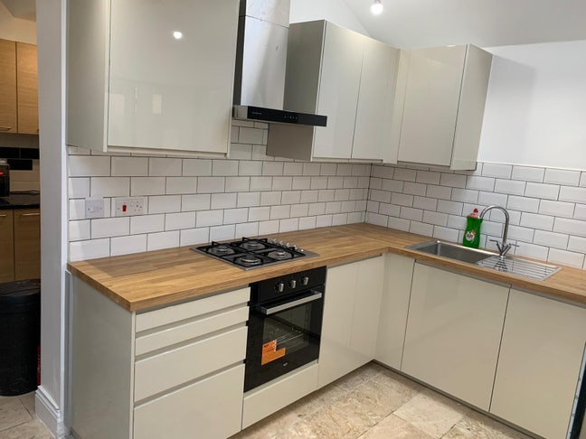 Large room OPPOSITE Leytonstone underground statio Main Photo