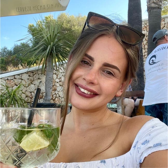 22 y/o professional female - buddy up or room :) Main Photo