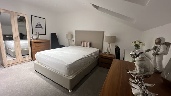  Stylish Furnished Rooms - Great Transport Links Main Photo