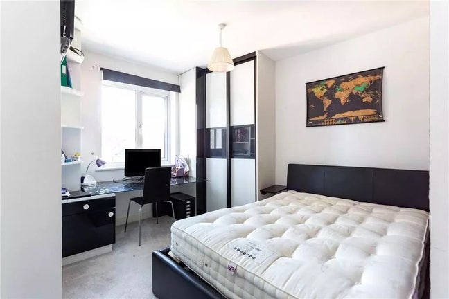 East London spacious bedroom with own bathroom Main Photo