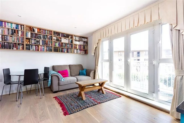 East London spacious bedroom with own bathroom Main Photo