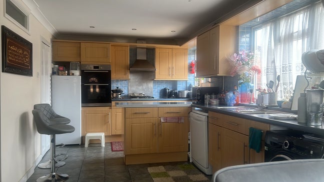 One double/large bed room to rent Main Photo