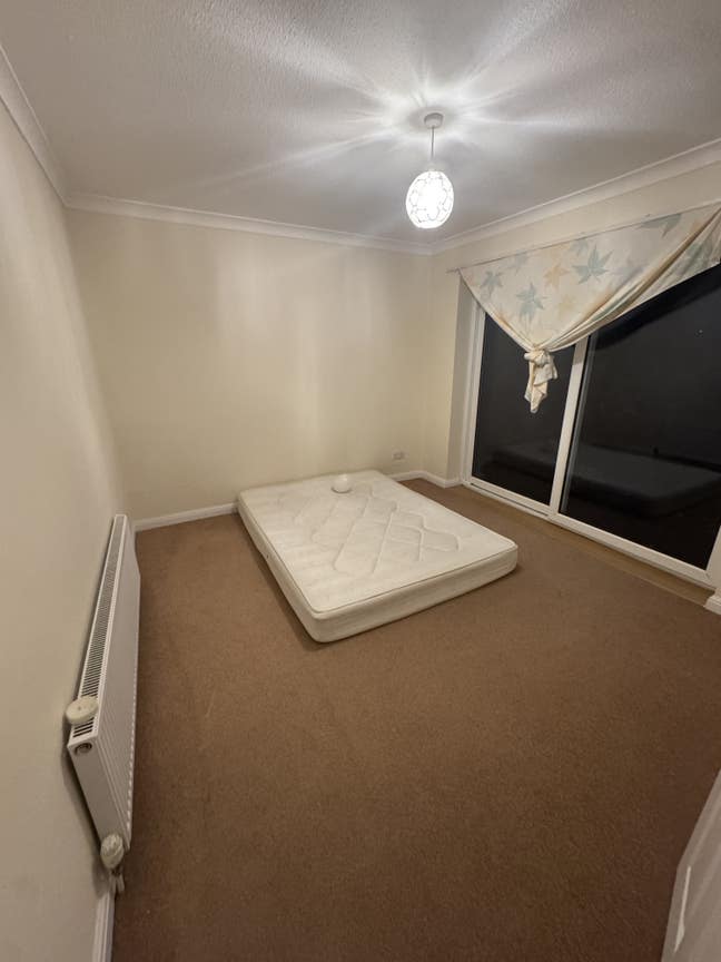 One large room available  Main Photo