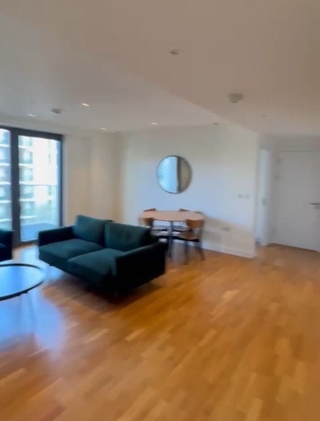 Looking for girl flatmate to share flat Main Photo