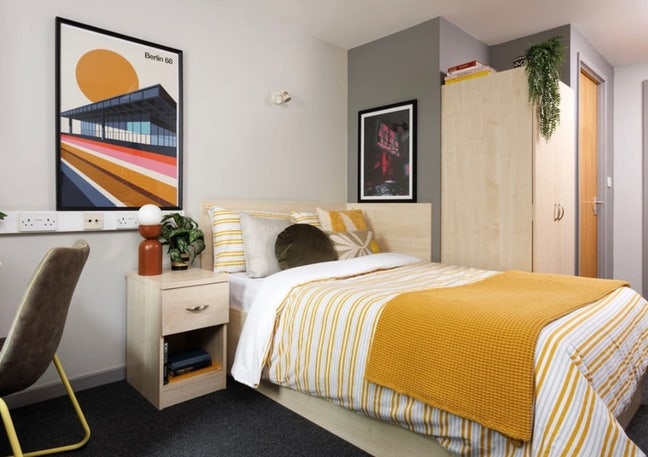 Spacious double-bed en-suite on the 12th floor Main Photo