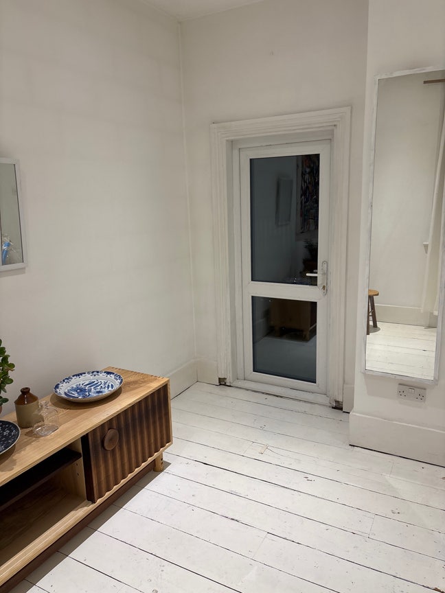 Nice raised ground floor double room. Furnished. Main Photo