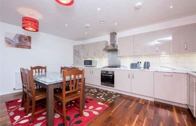 1 double-bedroom available in flatshare Main Photo