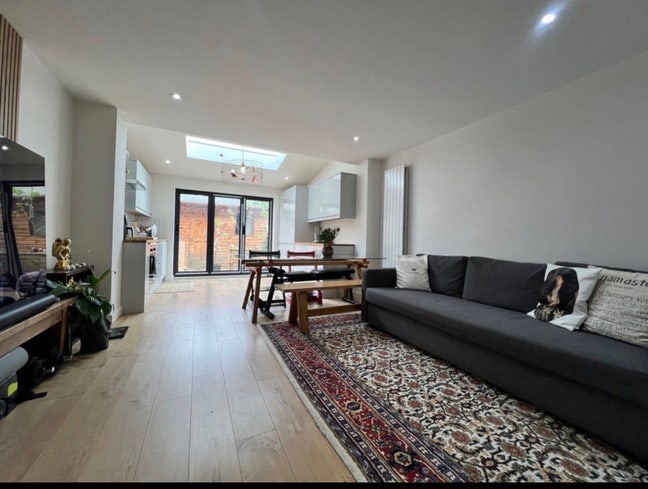 Double room short let available  Main Photo