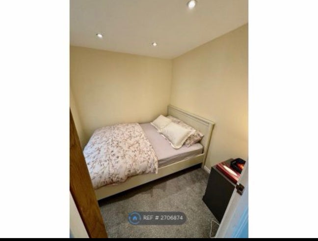 Room for single person available Main Photo