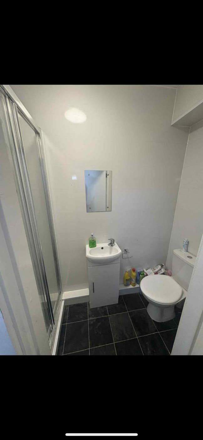 Double attic room with ensuite. Fully furnished  Main Photo