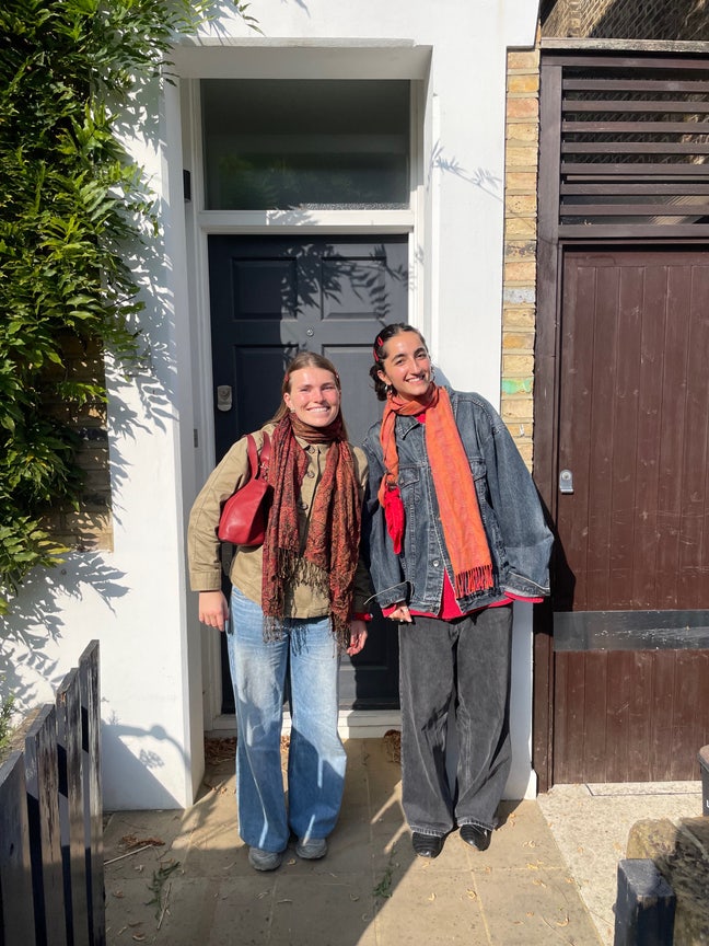 2 Friendly Girls looking for a flat/ 2 rooms Main Photo