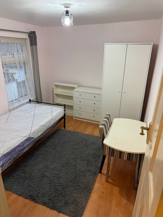 Two single rooms close to underground station Main Photo