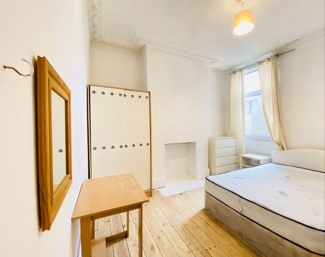 Female houseshare Leyton Main Photo