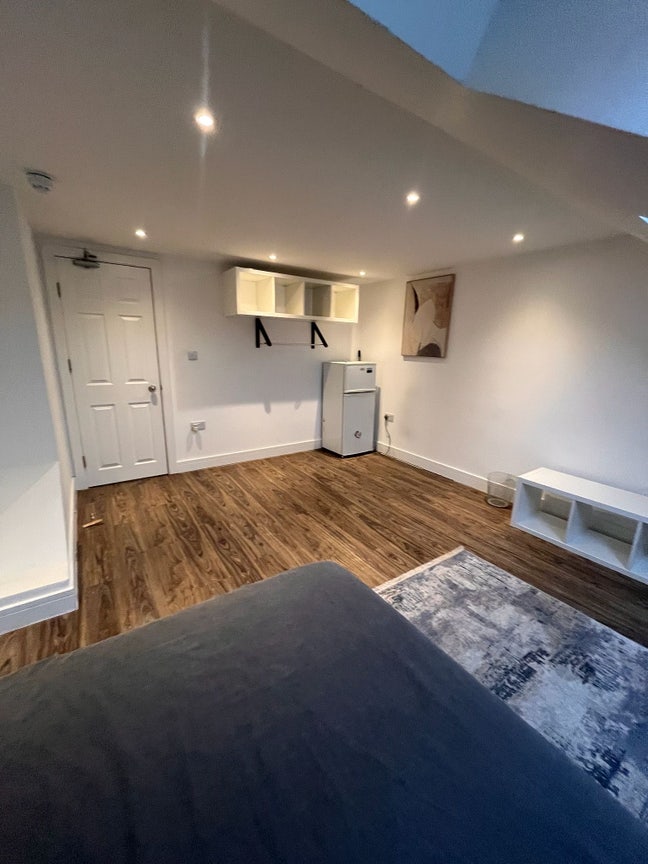 Quiet Professional Living • EN3 6HG 💼🧘   Main Photo